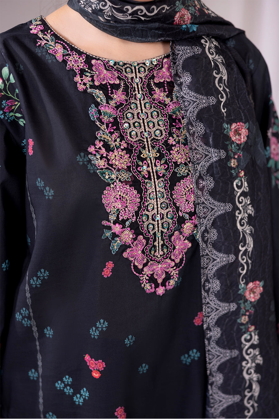 Layla – Midnight Bloom Elegance